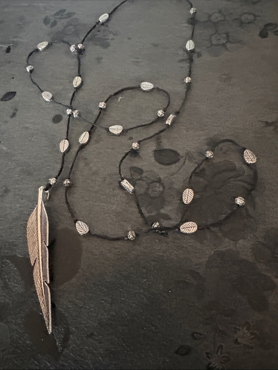 Jewelry - VINTAGE BOHO STYLE LEAF PENDENT LEAf ACCENTS ON BLACK CORDED LARIAT 63" NECKLACE